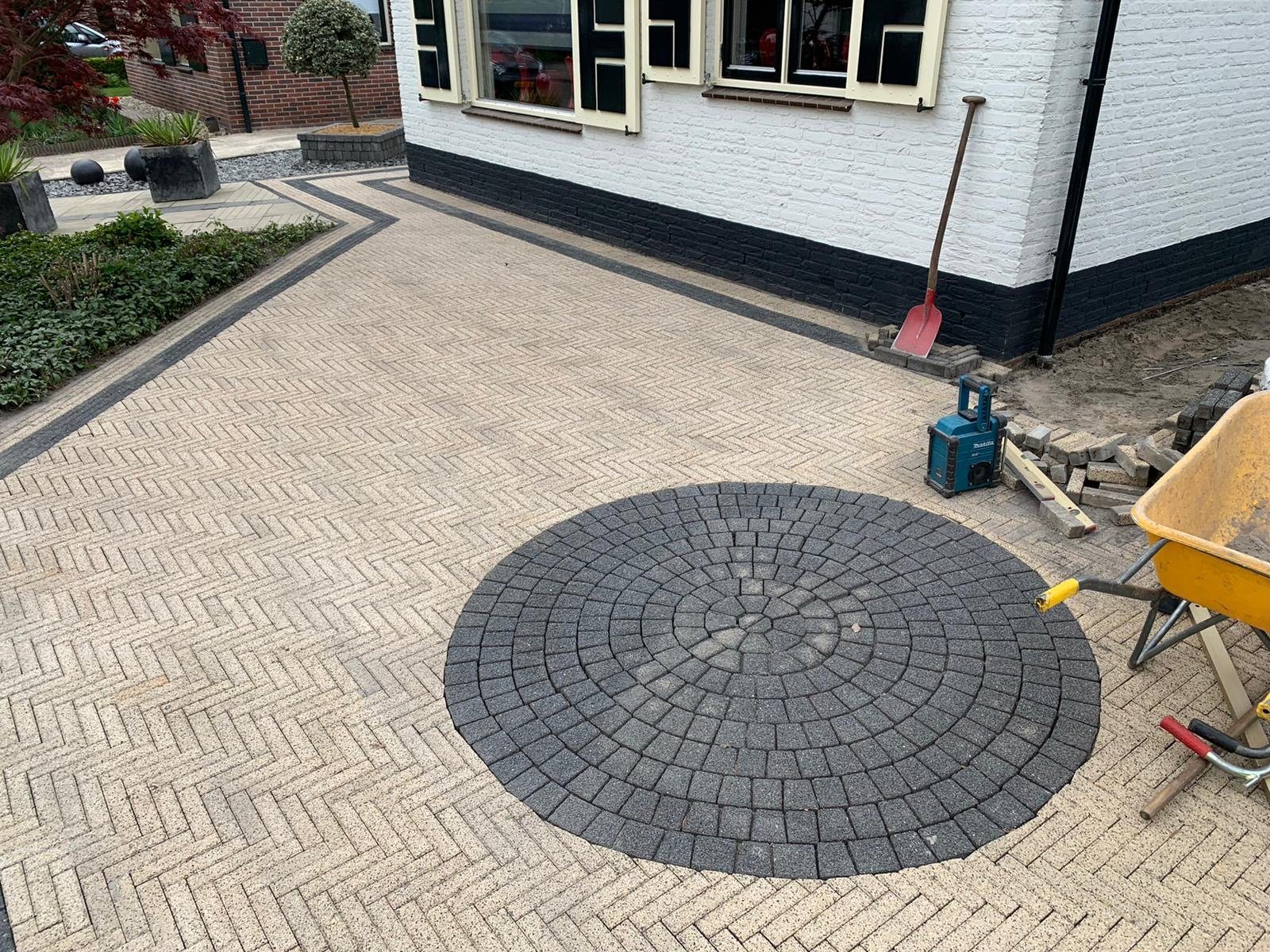 Oprit in visgraatverband met een sierlijke cirkel van gebakken klinkers